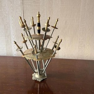 Pinchos Decorativos Estilo Toledo con Espadas Doradas - imagen 2
