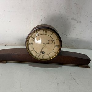 Lote siguiente: Reloj de Mesa Antiguo de Madera y Metal