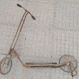 Lote anterior: Monopatín Antiguo de Chapa Oxidada