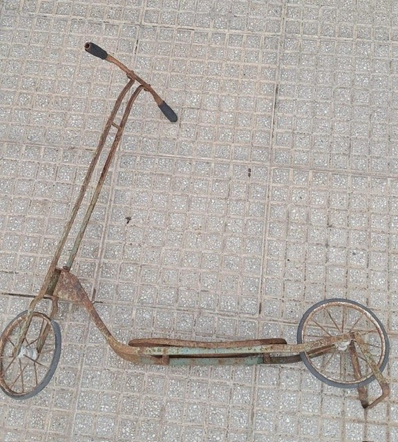 Monopatín Antiguo de Chapa Oxidada