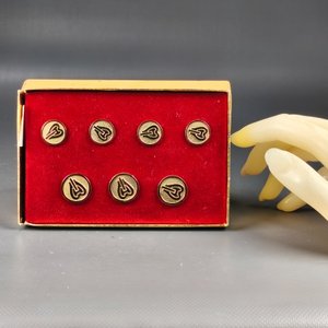 Juego de 7 Botones Dorados "Anson" con Diseño en Relieve y Estuche Original - imagen 3