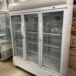 Botellero Refrigerado Aucma Tres Puertas Vidriadas con Ruedas - imagen 2