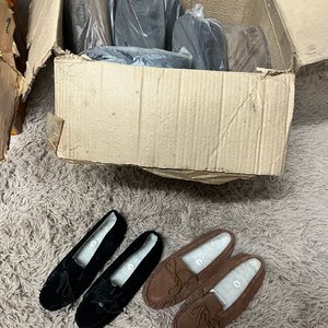 Lote de Más de 60 Pares de Pantuflas y Mocasines Variados - imagen 7
