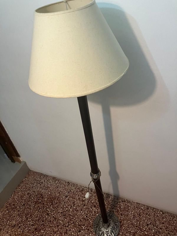 Lámpara Hermosa de Pie completa y funcional - imagen 3
