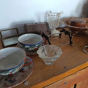 Lote de Adornos Varios: Tazas, Platillos Orientales y Figuras Decorativas - imagen 2