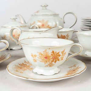27 Piezas de té y lunch de porcelana Alemana Bavaria, flores y guarda dorada. Una taza con cascadura. Medidas: 10x4.5 - imagen 2