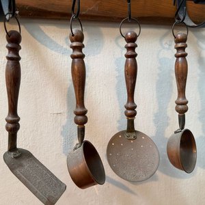 Colgador de Pared Rústico con Utensilios de Cocina en Madera y Cobre - imagen 3