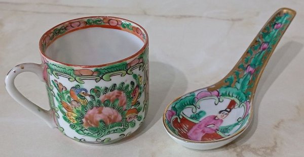 Piezas de porcelana decoradas: cuchara y pocillo de café - imagen 1