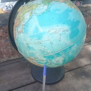 Globo Terráqueo de Plástico en Buen Estado - imagen 3
