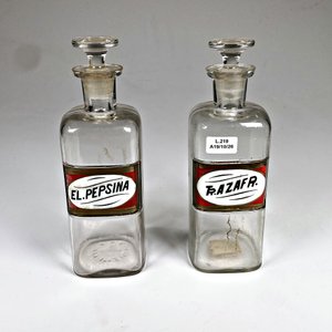 Dos Frascos de Farmacia Antiguos de Vidrio con Tapones - imagen 2