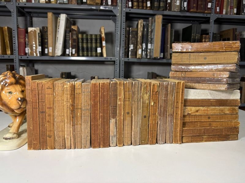 Gran lote de libros antiguos y teatro en francés - imagen 2