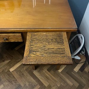 Escritorio Antiguo de Madera con Tapa de Vidrio y Cajones - imagen 6
