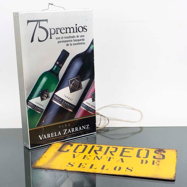 Lote siguiente: Carteles de vinos y correos, vintage y en buen estado