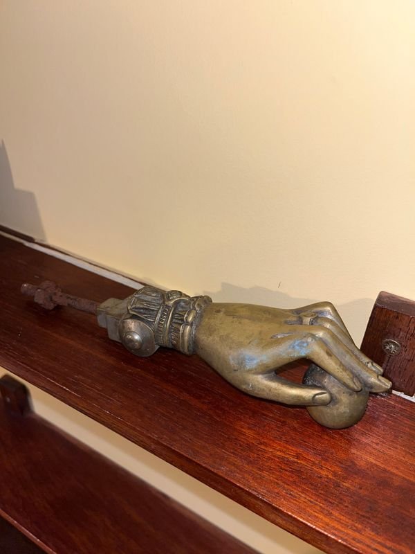 Llamador de Bronce con Figura de Mano Detallada - imagen 3