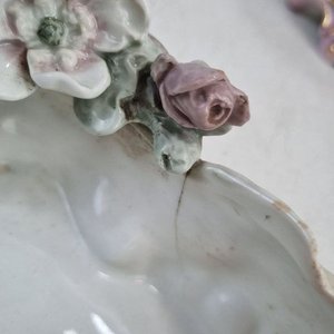 Conjunto Antiguo de Porcelana: Ánfora, Figura de Niña y Pieza con Angelito - imagen 4