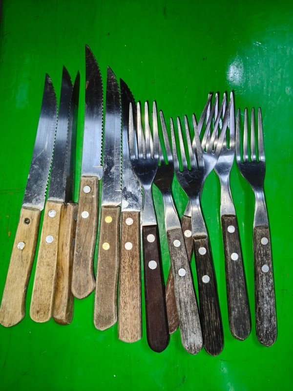 Lote de Cubiertos Varios con Mangos de Madera