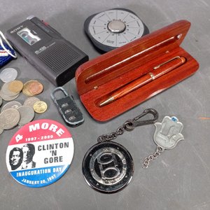 Lote de Colección: Bolígrafo, Grabadora Sony, Pin Clinton, Monedas y Más - imagen 4