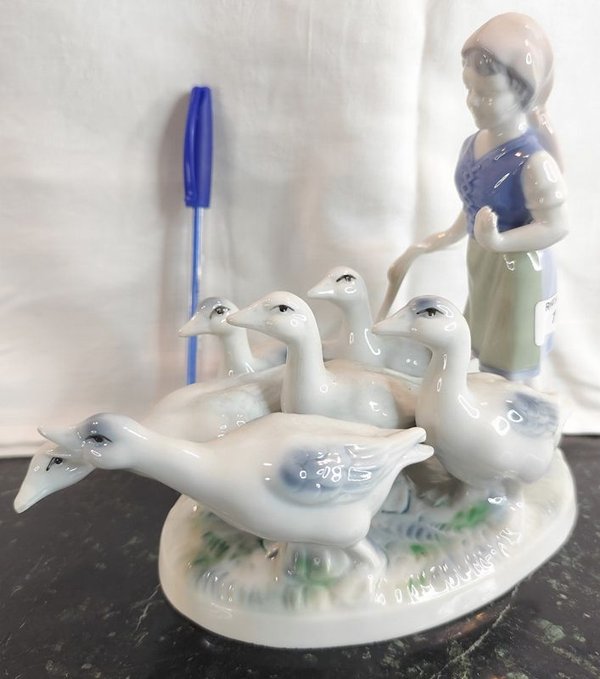 Porcelana Alemana Gerold #4902 de Niña con Gansos - imagen 1