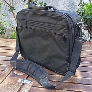 Portafolio  ejecutivo color negro, con manijas, cierre perimetral y correa - Con detalles de uso - imagen 4