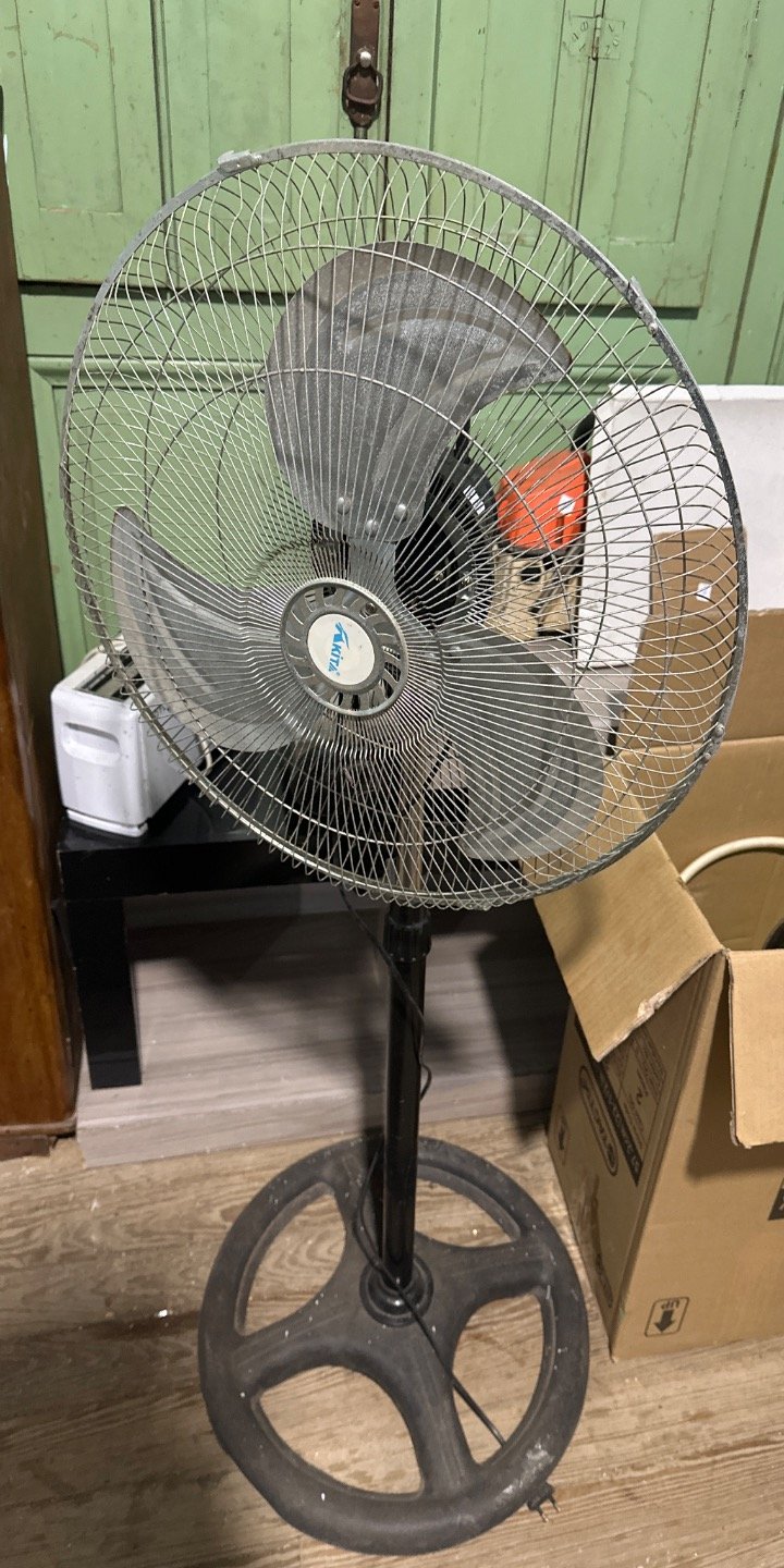 Ventilador de pie funcionando
