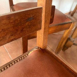 Mesa Rústica de Madera con 5 Sillas de Cuero - imagen 8