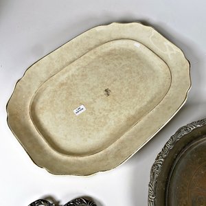 Bandeja de Loza Inglesa y Dos Bandejas de Metal con Diseños - imagen 4