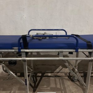 Camilla de Hospital Plegable con Ruedas y Cinturones de Seguridad - imagen 3