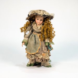 Lote siguiente: Muñeca de Porcelana con Vestido Verde y Pelo Ondulado - 39 cm