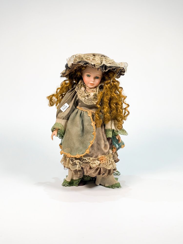 Muñeca de Porcelana con Vestido Verde y Pelo Ondulado - 39 cm