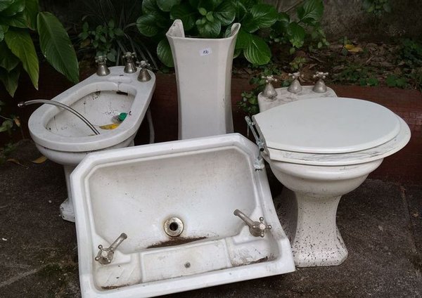 Lote de Loza Sanitaria: Bidet (2) y Palangana con Pie - imagen 1