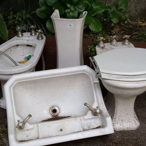 Lote anterior: Lote de Loza Sanitaria: Bidet (2) y Palangana con Pie