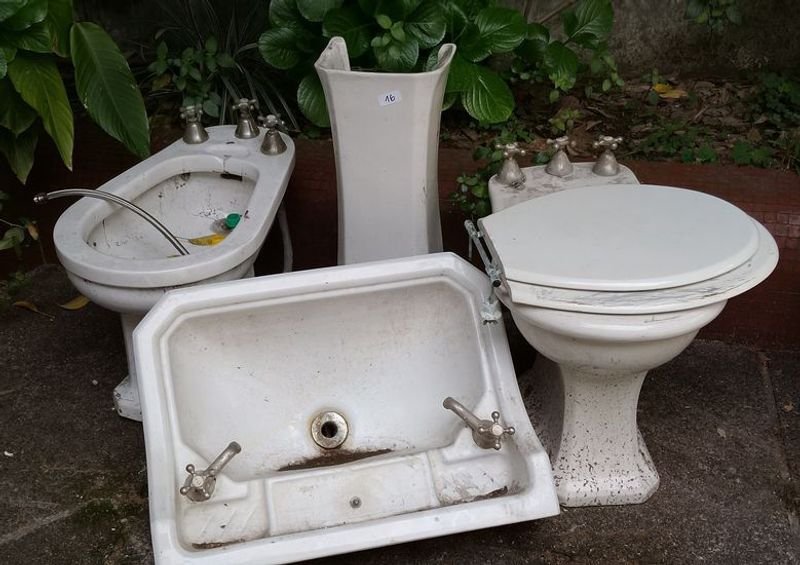 Lote de Loza Sanitaria: Bidet (2) y Palangana con Pie