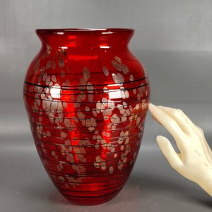 Jarrón de Cristal Rojo con Diseños Brillantes - imagen 3