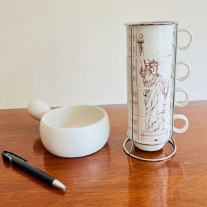 Lote siguiente: Set de Tazas de Cerámica con Estatua de la Libertad y Ollita Blanca