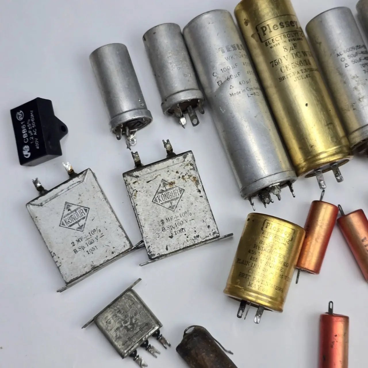 Item lote-04-condensadores-varios - Image 0