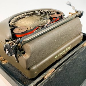 Máquina de Escribir Portátil Remington Rand con Estuche Negro - Años 50 - imagen 3