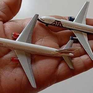 Lote de 2 Aviones a Escala Herpa B757 ATA y B757 Canadá 3000 - imagen 2