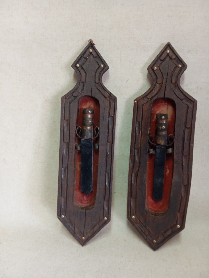 Dos adornos de madera con diseño tallado - imagen 2