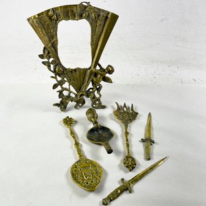 Lote siguiente: Seis Piezas de Bronce: Marco Decorativo y Utensilios de Servir