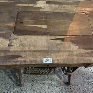 Lote siguiente: Máquina de Coser Necchi Antigua con Mueble y Tapa