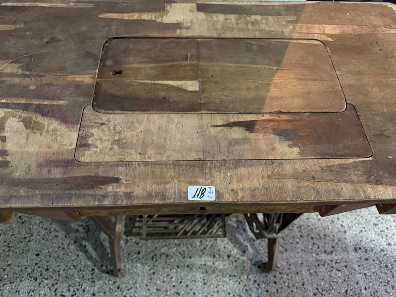 Máquina de Coser Necchi Antigua con Mueble y Tapa