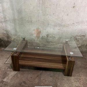 Lote siguiente: Mesa Ratona Moderna con Vidrio y Madera