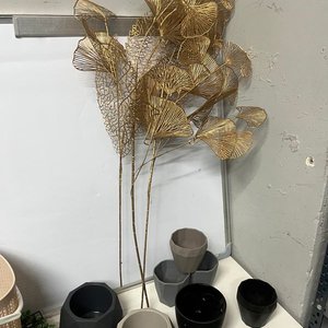 Canasto Plástico Beige con 7 Macetas Geométricas y Flores Artificiales Doradas - imagen 5