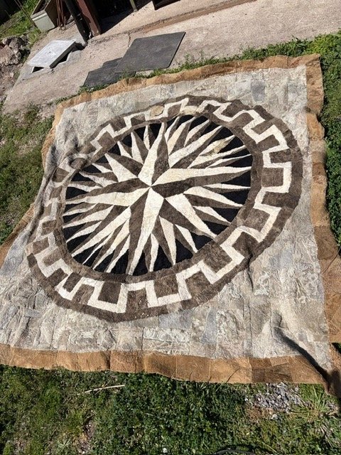 Alfombra de Cuero con Diseño de Rosa de los Vientos