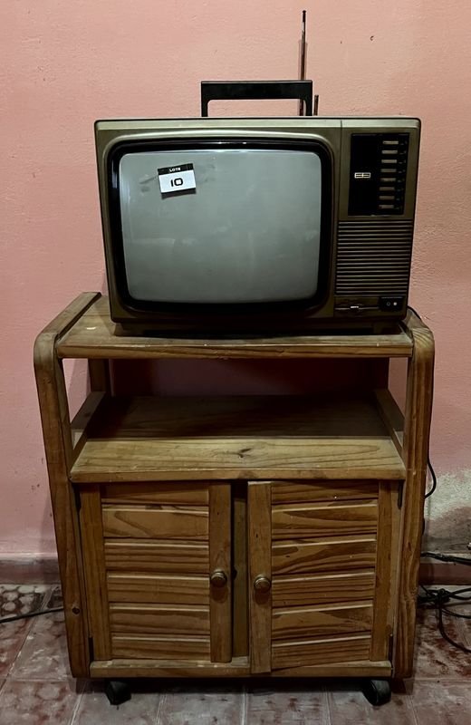 Antiguo Televisor Hitachi Modelo CPT-1411 en Mueble de Madera Rustica - imagen 1