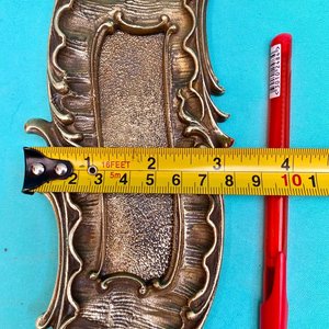 Antigua placa de manoton de puerta en bronce de muy buena calidad de fundición francesa. Tiene buzonera. Largo 30 cm x 8 cm. - imagen 6