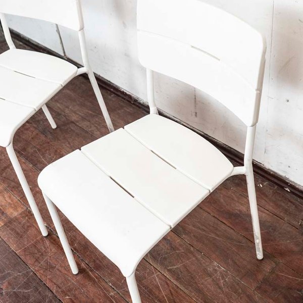 Sillas apilables de PVC con patas metálicas - imagen 3