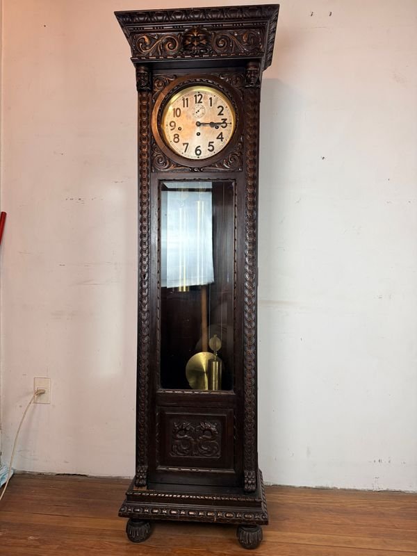 Reloj de Pie Estilo Renacimiento en Nogal Tallado con Máquina Gustav Becker
