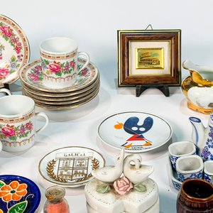 Lote de Pocillos, Platos Decorativos, Lechera y Jarritas Cerveceras Vintage - imagen 4