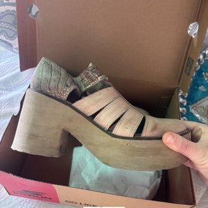 Lote siguiente: Sandalias de Cuero Beige con Plataforma Talle 39/40